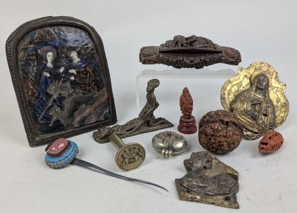 KURIOSITÄT
Set aus verschiedenen Miniaturgegenstän