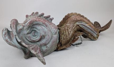 KURIOSITÄT
Eiserner Delfin, ehemals mehrfarbig
H 2
