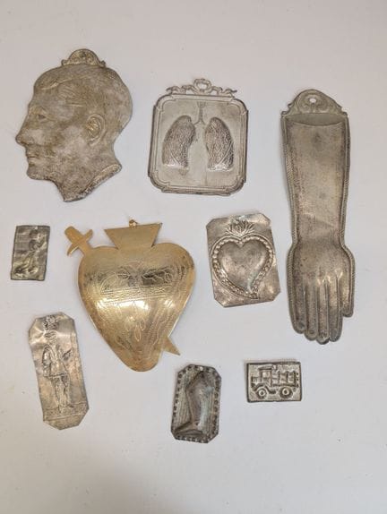 EX-VOTO
Sammlung von etwa 10 Ex-Voto-Objekten aus 