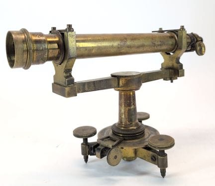 SCIENTIFICA
Antiker Theodolit aus Messing
H 21 x B