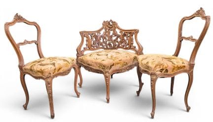 Wohnzimmergarnitur im Napoleon-III-Stil
Bestehend 