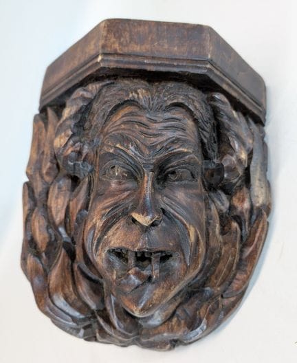 Eckregal im neugotischen Stil
Eiche mit Patina, ve