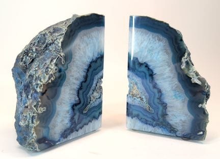 MINERALOGIE, GEMMOLOGIE
Ein Paar aufgeschnittener 