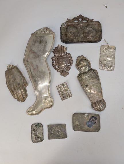 EX-VOTO
Sammlung von etwa 9 Ex-Voto-Objekten aus g