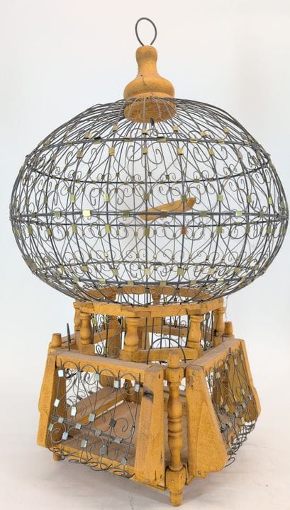 VOGELKÄFIG
Holz und Metall 
H 65 x B 39 cm
Abnutzu