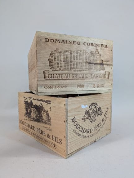 Deux CAISSES en bois vides :
- Domaines Cordier, C