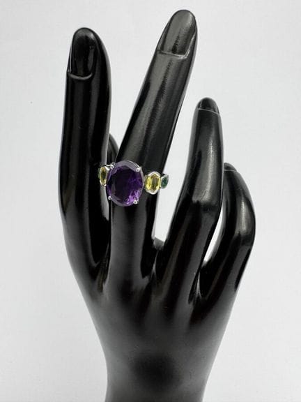 Anillo de oro blanco de 375 con amatistas (3,05), 
