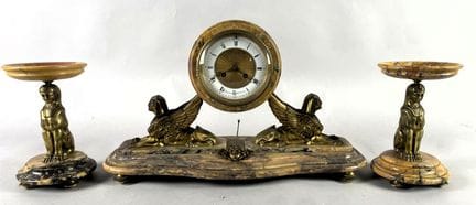Un adorno para chimenea con reloj de Salomon St Ét