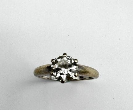 Anillo solitario con diamante de talla brillante d