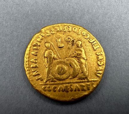Eine Goldmünze mit dem Bildnis des Augustus mit Lo