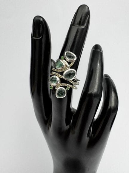 Anillo de plata con esmeraldas y zafiros multicolo