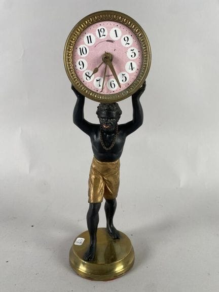 Reloj de pie con regulador que representa a un nub