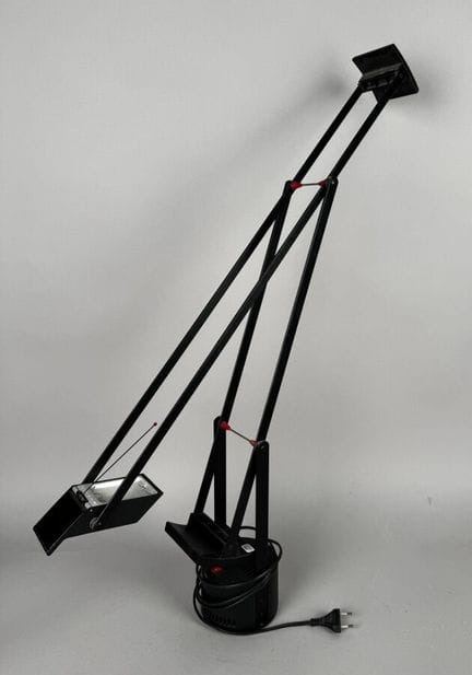 Una lámpara ARTEMIDE Tizio 35