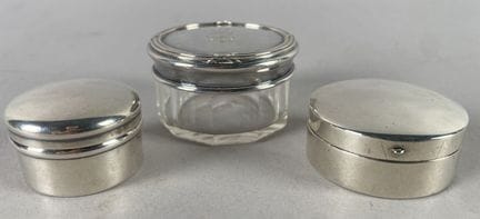 2 boîtes à pilules deux en argent anglais et une c
