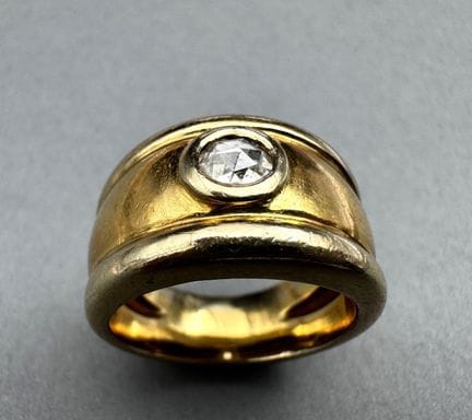 Anillo de oro de 18 quilates con un pequeño diaman