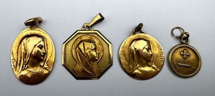 Cuatro medallas de oro amarillo, 8,5 gr