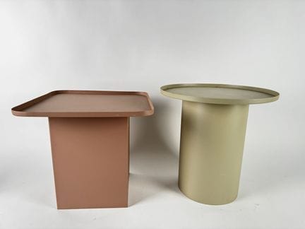 2 mesitas auxiliares de metal lacado
Altura: 45 cm