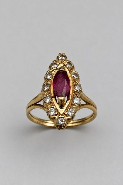 Anillo de oro de 18 quilates con forma de marquesa