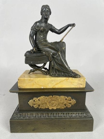 Tintero de escritorio de bronce coronado por una f