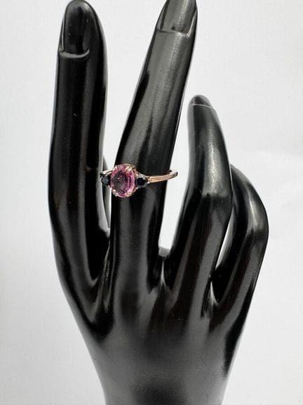 Anillo de oro rosa de 9k con un zafiro rosa de 0,7