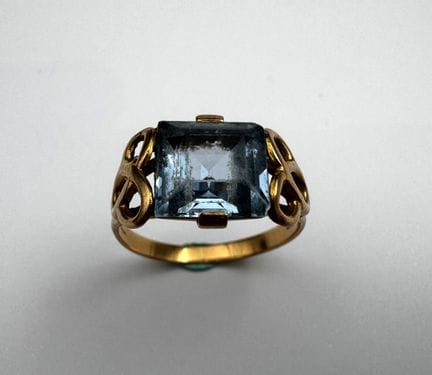 Un anillo de oro amarillo con una piedra azul, 2,2