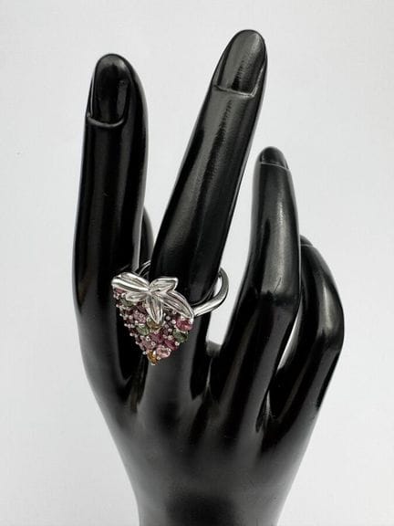 Anillo de plata 925 con diseño de fresa y turmalin