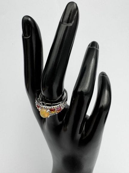 Anillo de plata con un ópalo en forma de cabujón e