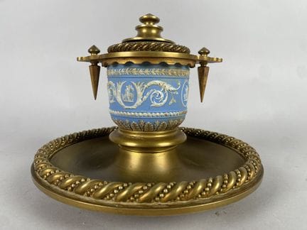 Tintero de latón dorado con decoración en relieve 