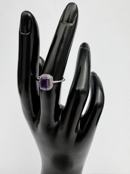 Anillo de plata con una amatista rectangular rodea
