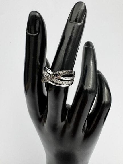 Anillo de oro blanco de 4 brazos, uno de ellos con