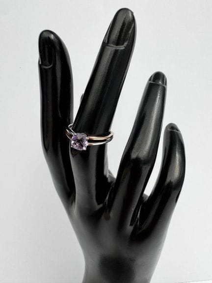 Anillo de oro blanco y rosa adornado con una amati