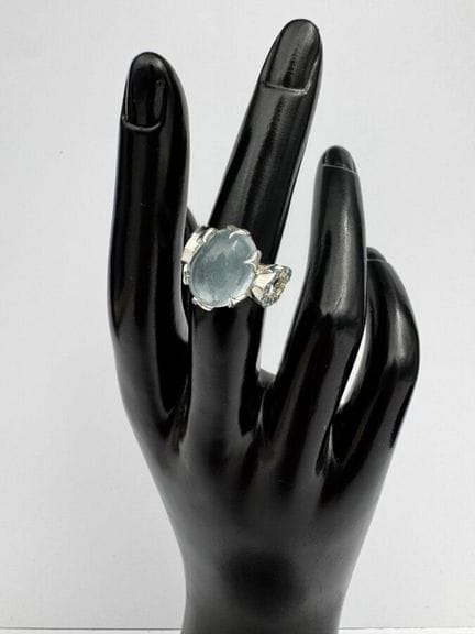 Anillo de plata 925 adornado en el centro con un c