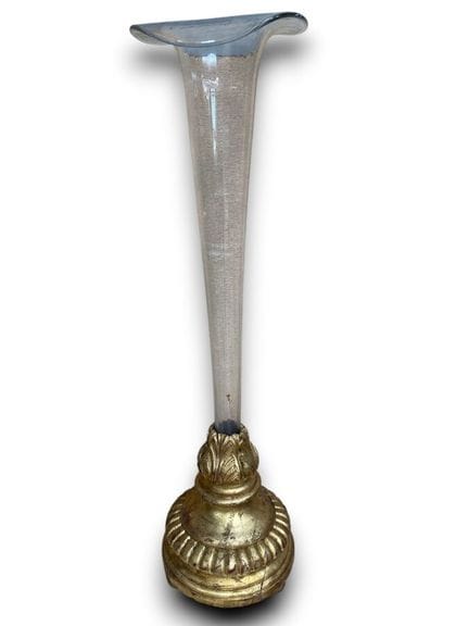 Un jarrón de cristal para una sola flor, con cuell