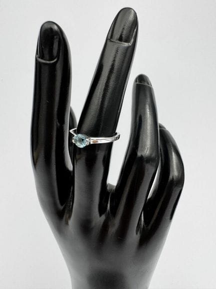 Anillo de oro blanco con topacio redondo de 0,5 qu