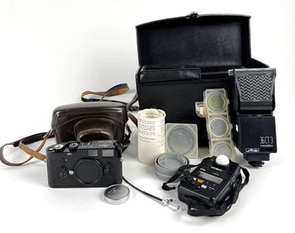 Un cuerpo de cámara Leica M4 y diversos accesorios