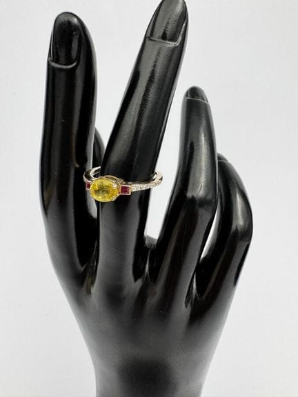 Anillo de oro amarillo de 9k con zafiro amarillo d