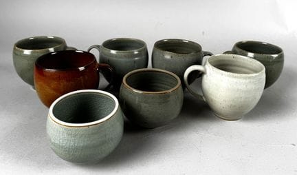 Young-Jae Lee 
seis tazas y dos jarras con tapa de