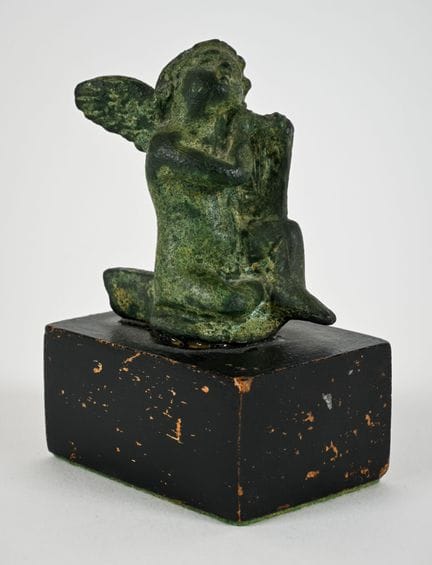Statuetta raffigurante il dio Eros seduto 
Bronzo 