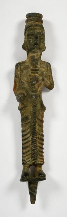 Statuetta raffigurante un dignitario che regge un 