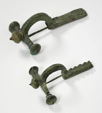 Set composto da due fibule ad arco 
Bronzo 
Arte r