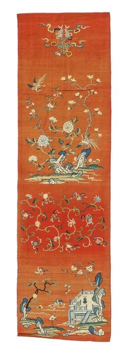 中国，清朝，一对饰有吉祥图案的绢挂毯。1880-1910年。珊瑚粉色丝绸底料上，以彩色丝线和金线织就