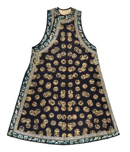 中国，清朝，三件丝绸服饰。约1880-1910年。1）女士无袖袍（古兰），黑色丝绸制成，通体以金线绣