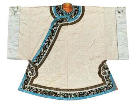 中国，清朝，夏季丝绸旗袍。1880-1910年。传统清代旗袍，一种宽大、直筒、一体式的女性长袍，完全