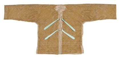 中国，清朝，竹制内衣。1880-1910年。该服装采用由细小竹段编织而成的网状结构，边缘饰有奶油色绳