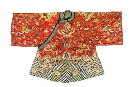 中国，清朝，朝服“吉服”。1880-1910年。“吉服”是指宫廷中半正式的礼服，因其通常饰有复杂的装