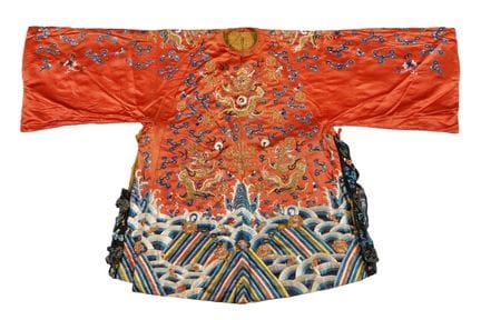 中国，清朝，朝服“吉服”。1880-1910年。“吉服”是指宫廷中半正式的礼服，因其通常饰有复杂的纹