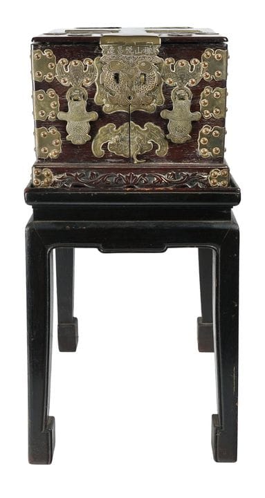 中国，清朝，旅行用首饰盒。1880-1910年。木材与黄铜。 尺寸：21.5×38×27厘米。这款珠