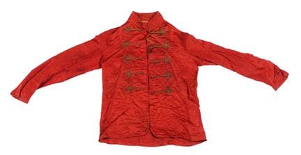 中国，清朝，两件唐装外套。1880-1910年。两件传统男式唐装外套，采用红色缎面制成，配有饰有金丝