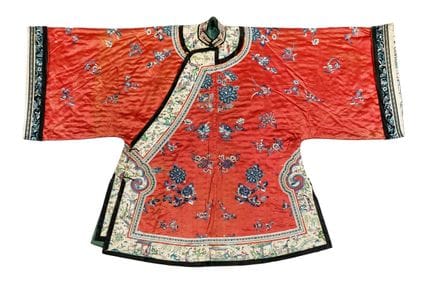 中国，清朝，女式七分外套（袍）。1880-1910年。专为寒冷季节设计的厚重女式外套或大衣，是传统服