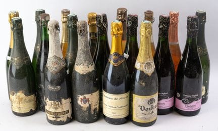 Ensemble d'environ 19 bouteilles de vins pétillant